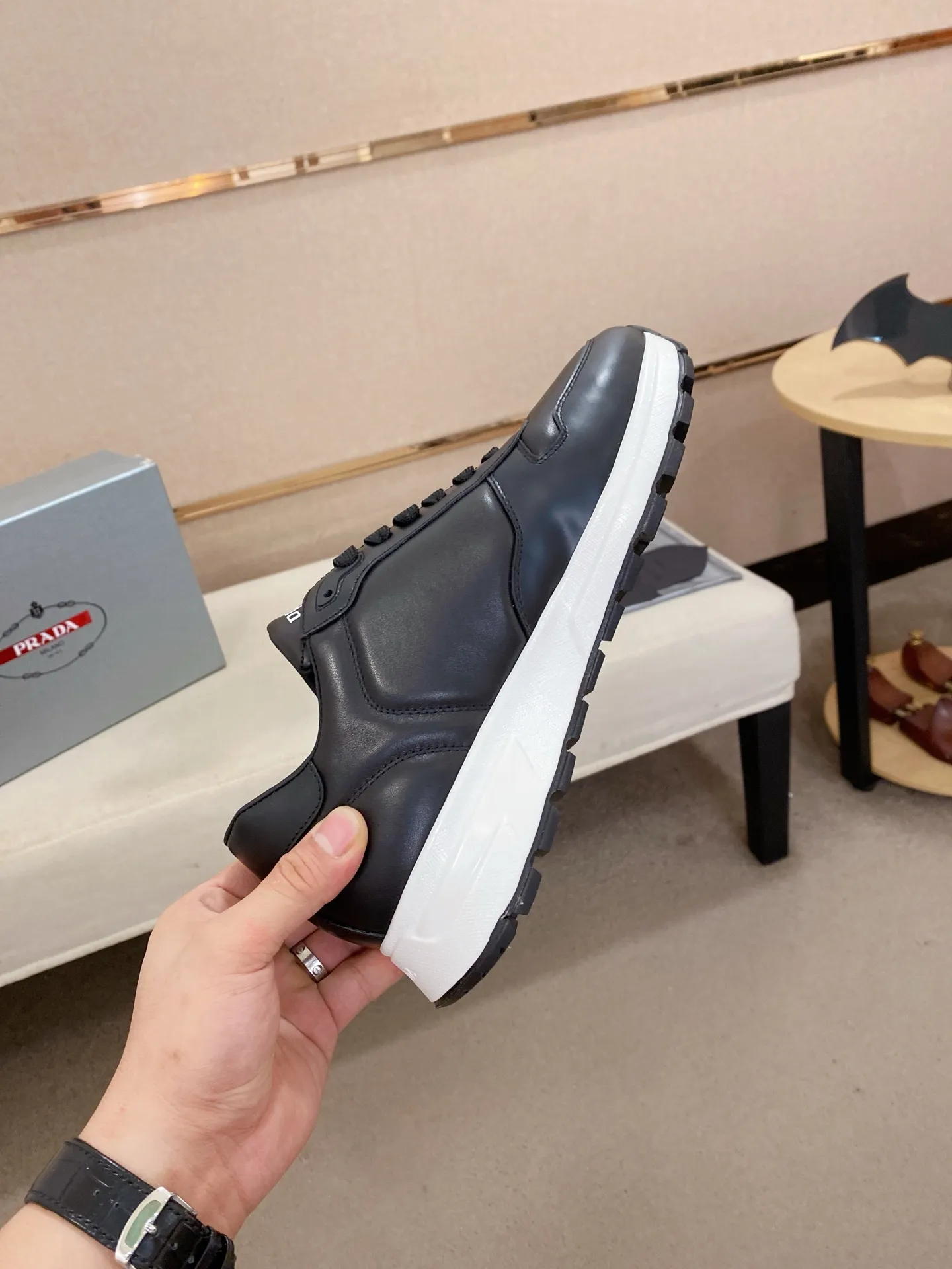 Factory price 540💰 ✔️✔️✔️High version High-quality new PRADA counters are on the market at the same time. The new men's shoes and 😘fabrics are selected from imported first-layer cowhide and are made by pure handcrafts. Lining: Full cowhide lining. 👍🏿 High-end ☄️ air-cushion molded anti-slip rubber outsole, exquisite lines, simple and elegant, comfortable and high-end for leisure travel. Code number: 38 to 44